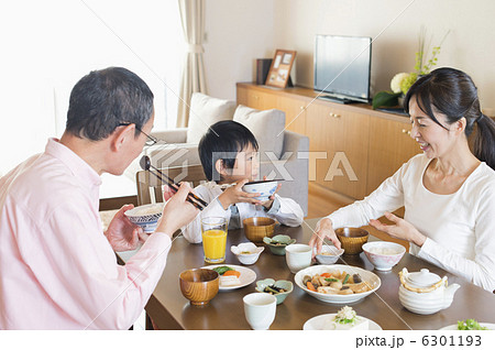 シニア夫婦と孫 6301193