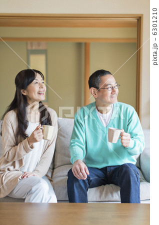 シニア夫婦と孫 6301210