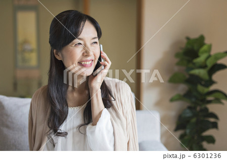 シニア夫婦と孫 6301236