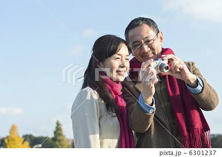 シニア夫婦と孫 6301237