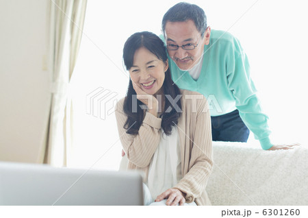 シニア夫婦と孫 6301260