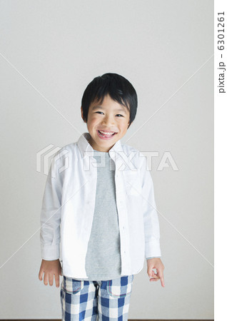 シニア夫婦と孫 6301261