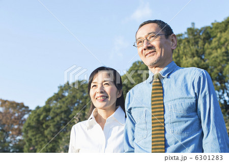 シニア夫婦と孫 6301283