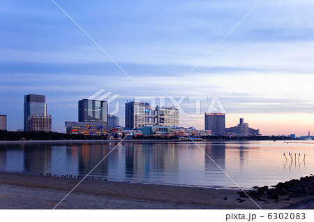 夕暮れのお台場海浜公園と海面に映える景観 6302083