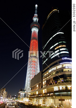 東京スカイツリーのクリスマスライトアップ・キャンドルツリーとスカイツリータウンの明り 6302090