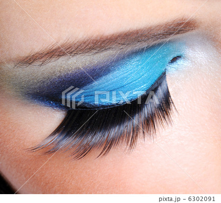 Fashion make-up with long false eyelashes 6302091