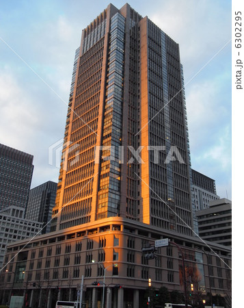 朝焼けの丸ビル 6302295