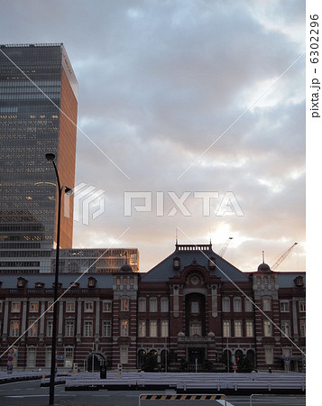 朝焼けの東京駅 6302296