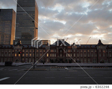 朝焼けの東京駅 6302298