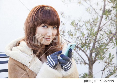 スマートフォンを操作する女性 6302449