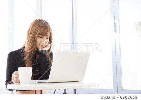 カフェでパソコンを打つ女性 カフェでパソコンを打つ女性 6302658