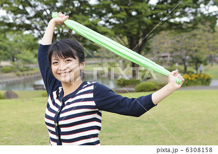 タオルで運動の女性 タオルで運動の女性 6308158