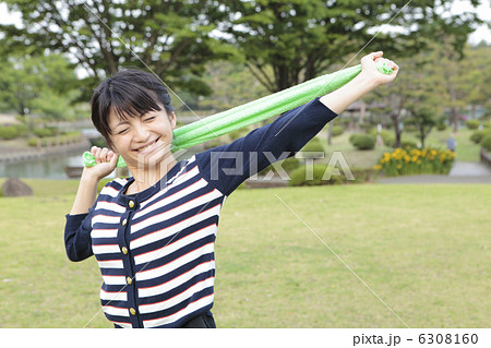 タオルで運動の女性 タオルで運動の女性 6308160