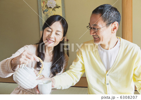 シニア夫婦と孫 6308207