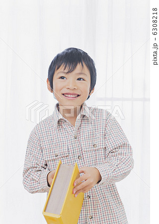 シニア夫婦と孫 6308218