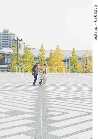 シニア夫婦と孫 6308255