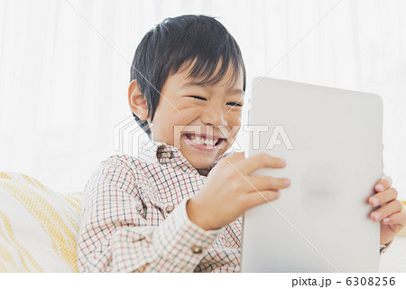 シニア夫婦と孫 6308256