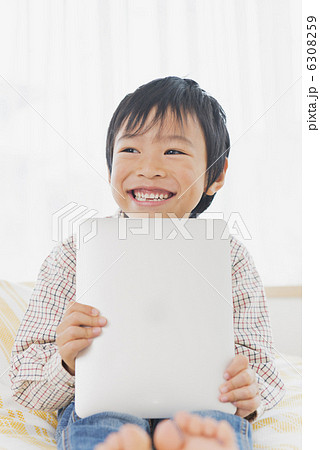 シニア夫婦と孫 6308259