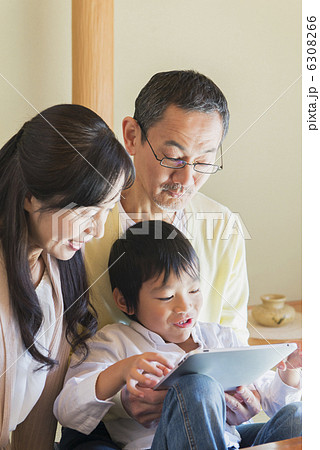 シニア夫婦と孫 シニア夫婦と孫 6308266