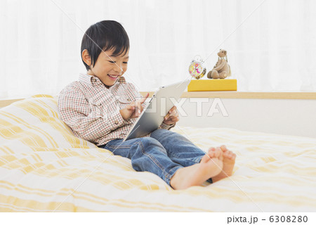 シニア夫婦と孫 6308280