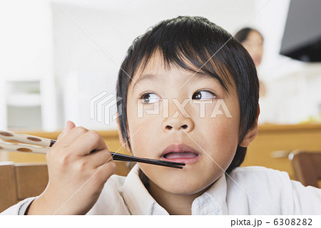 シニア夫婦と孫 6308282