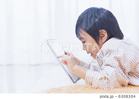 シニア夫婦と孫 6308304