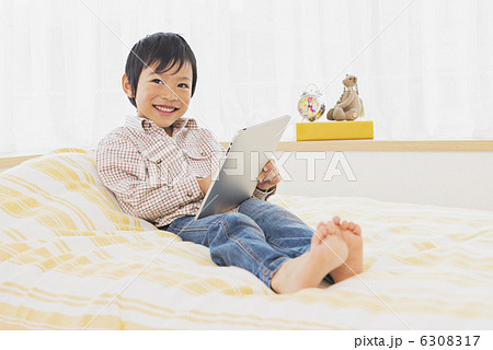 シニア夫婦と孫 6308317