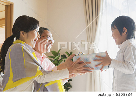 シニア夫婦と孫 6308334