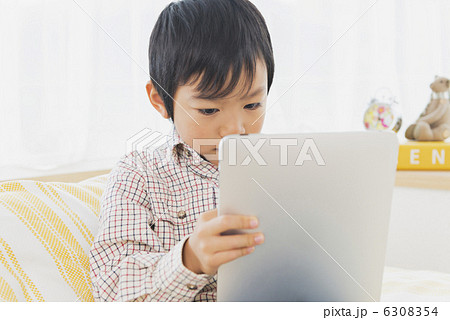 シニア夫婦と孫 6308354