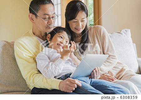 シニア夫婦と孫 6308359