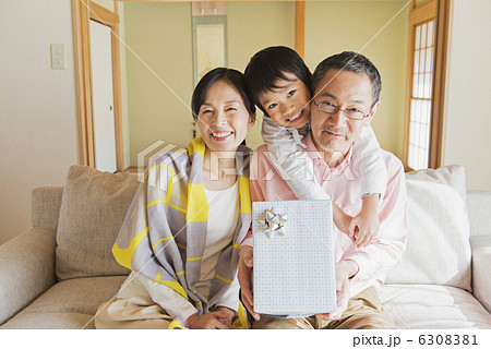 シニア夫婦と孫 シニア夫婦と孫 6308381