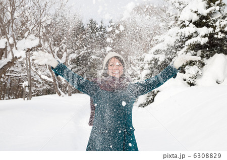 雪遊びをする女性 6308829
