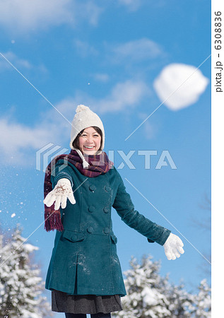 雪玉を投げる女性 雪玉を投げる女性 6308836