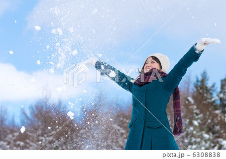 雪遊びをする女性 6308838