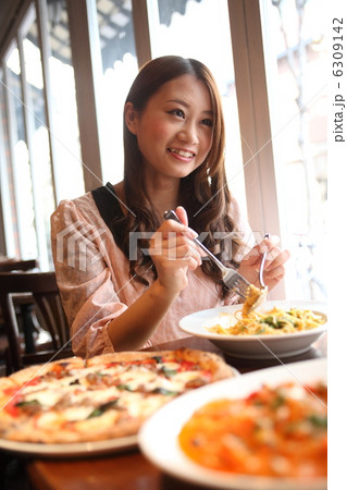 カフェで女子 6309142