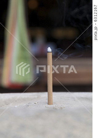 お寺の線香 6312167