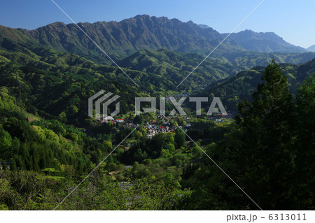 長野市鬼無里から見る初夏の里山と戸隠山 6313011