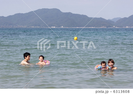 家族4人で海 6313608