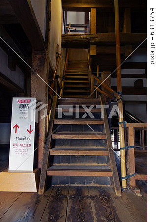 国宝 松本城内部 天守五階の階段 の写真素材