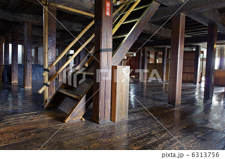 国宝 松本城内部 天守一階 階段 の写真素材