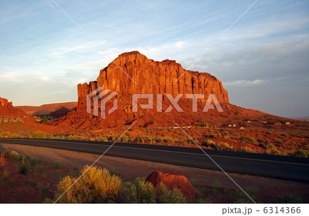 モニュメントバレーの岩山 6314366