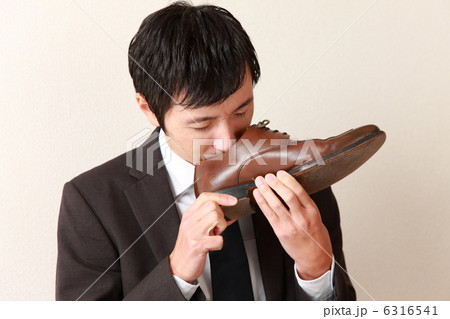 靴の匂いに辟易するビジネスマン 6316541