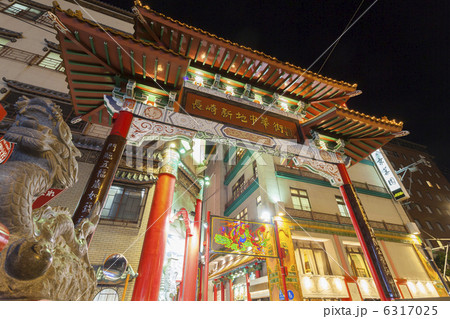 長崎新地中華街の中華門夜景 長崎新地中華街の中華門夜景 6317025
