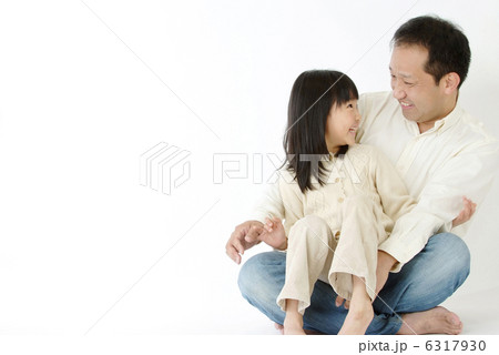 ふれあう父娘 6317930