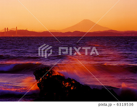 千葉県の富士山のある風景・富津市「夕日に染まる波しぶきと富士山」 6319536