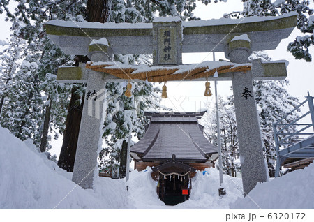 深い雪に佇む須門神社　魚沼市 6320172