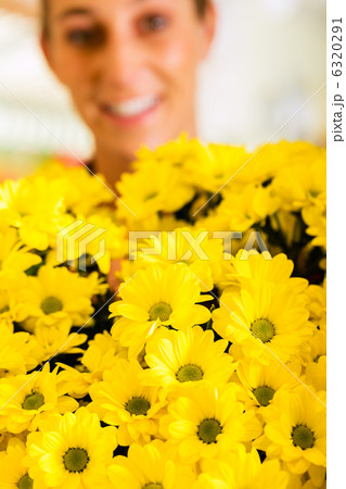 Female florist in flower shop 6320291