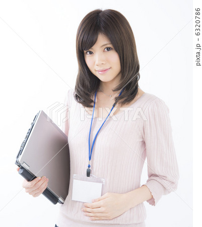 ノートパソコンをとビジネスウーマン 若い女性 ノートパソコンをとビジネスウーマン 若い女性 6320786