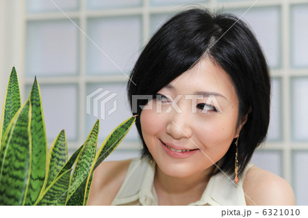 美人/色白/観葉植物(サンスベリア)/スタジオ 美人/色白/観葉植物(サンスベリア)/スタジオ 6321010