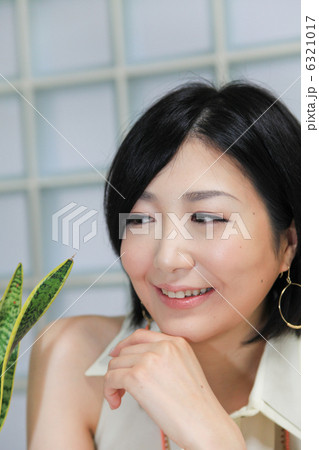 美人/色白/観葉植物(サンスベリア)/スタジオ 美人/色白/観葉植物(サンスベリア)/スタジオ 6321017